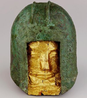 Casque et masque – Musée archéologique de Thessalonique Casque et masque – Musée archéologique de Thessalonique