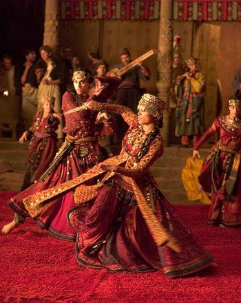 Danse au banquet d’Oxyarthès – Mariage de Roxane et Alexandre – Scène du film d’Oliver Stone