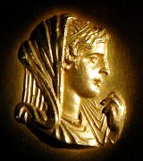 Représentation d’Olympias sur une médaille du IIIe siècle avant Jésus-Christ, conservée au musée archéologique de Thessalonique