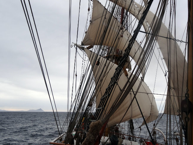 Le trois-mâts barque Europa après avoir franchi le cap Horn Le trois-mâts barque Europa après avoir franchi le cap Horn