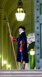 Garde suisse à l'entrée de la porte de bronze au Vatican