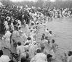 L’immersion et le baptême des pèlerins russes dans le Jourdain