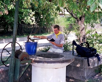 Lecture d’un passage de la Bible lors d’une halte près d’un puits, dans un village de Roumanie Lecture d’un passage de la Bible lors d’une halte près d’un puits, dans un village de Roumanie