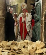 Ouverture de la porte sainte par Monseñor Barrio le 31 décembre 2003 Ouverture de la porte sainte par Monseñor Barrio le 31 décembre 2003