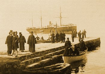 Pèlerins russes débarquant d’un navire d’Odessa sur la jetée Roussikon au Mont Athos