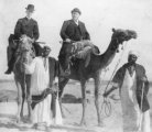 Touristes anglais à dos de chameau en Terre sainte