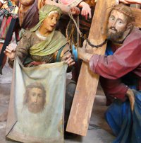 Le Christ portant sa croix sur le chemin du Golgotha - Dans la foule, sainte Véronique recueille sur un linge l’empreinte du visage de Jésus