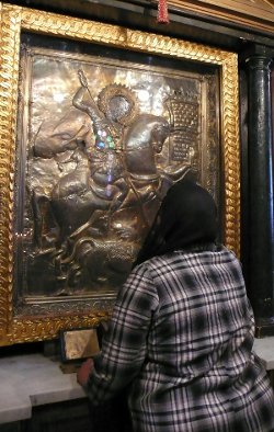 Vénération d’une icône de Saint-Georges au monastère copte Saint-Georges – Le Caire 