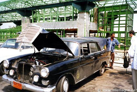 À la station de taxi pour se rendre de Téhéran à la mer Caspienne À la station de taxi pour se rendre de Téhéran à la mer Caspienne
