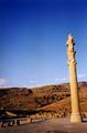 Colonne surplombant les ruines du palais de Darius à Persépolis