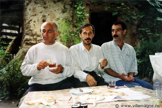 Dans une « tchai khune », maison de thé, près de Massoulé, ancien fief de la secte des Assassins Dans une « tchai khune », maison de thé, près de Massoulé, ancien fief de la secte des Assassins