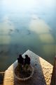 Deux femmes sur une pile du pont de Khaju à Ispahan