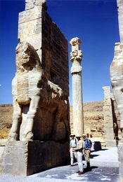 Devant les portes du palais de Darius à Persépolis