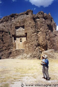 Devant les tombes de Naqsh-e-Rostam Devant les tombes de Naqsh-e-Rostam