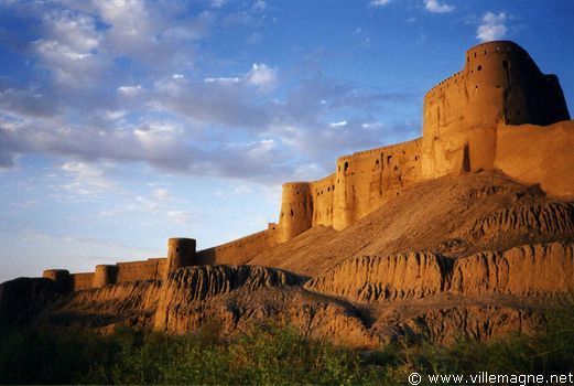 Les remparts de la citadelle de Bam avant sa destruction par un tremblement de terre Les remparts de la citadelle de Bam avant sa destruction par un tremblement de terre