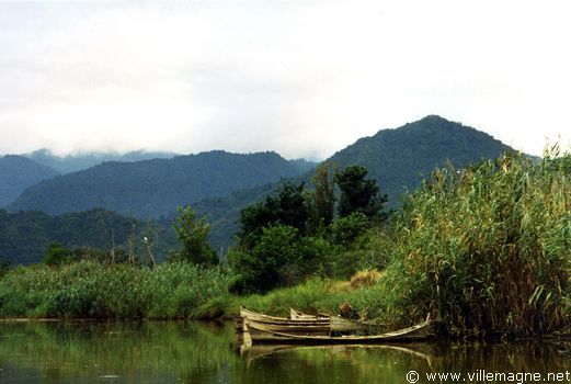 Montagnes dans la région de Rasht au nord de Téhéran près de la mer Caspienne Montagnes dans la région de Rasht au nord de Téhéran près de la mer Caspienne