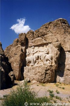 Naqsh-e-Rostam : l'empereur sassanide Ardechir 1er reçoit la couronne du dieu Ahura Mazda Naqsh-e-Rostam : l'empereur sassanide Ardechir 1er reçoit la couronne du dieu Ahura Mazda