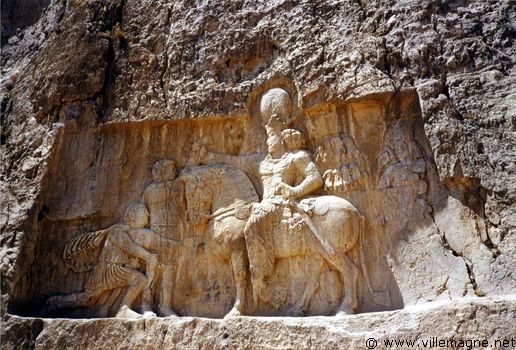 Naqsh-e-Rostam : Valerien à genoux devant l'empereur perse sassanide Shahpur