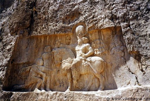 Naqsh-e-Rostam : Valerien à genoux devant l'empereur perse sassanide Shahpur Naqsh-e-Rostam : Valerien à genoux devant l'empereur perse sassanide Shahpur