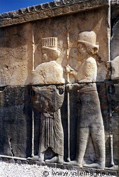 Persépolis : la procession des guerriers sur les murs du palais de Darius 2 Persépolis : la procession des guerriers sur les murs du palais de Darius 2