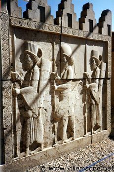 Persépolis : la procession des guerriers sur les murs du palais de Darius Persépolis : la procession des guerriers sur les murs du palais de Darius