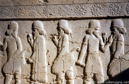 Persépolis : la procession du tribut au grand roi sur les murs du palais de Darius Persépolis : la procession du tribut au grand roi sur les murs du palais de Darius
