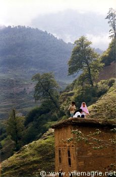 Près de la mer Caspienne, village de Massoulé, ancien fief de la secte des Assassins Près de la mer Caspienne, village de Massoulé, ancien fief de la secte des Assassins
