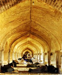 Sans-abri sous le pont de Khaju à Ispahan Sans-abri sous le pont de Khaju à Ispahan