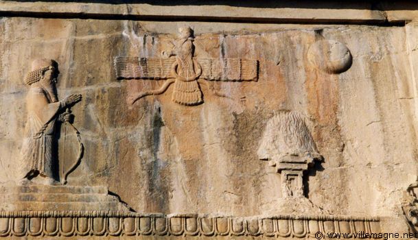 Symbole d'Ahura Mazda aux tombes de Naqsh-e-Rostam Symbole d'Ahura Mazda aux tombes de Naqsh-e-Rostam