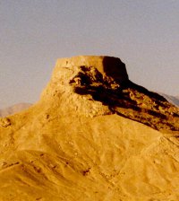 Une tour du silence, lieu sacré zoroastrien près de Yazd
