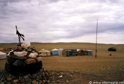 Camp de chercheurs d’or dans le désert de Gobi Camp de chercheurs d’or dans le désert de Gobi