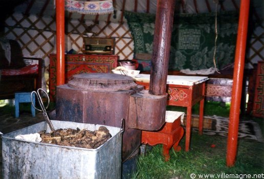 Chauffage et cuisine dans la yourte. Le combustible : du crottin de cheval Chauffage et cuisine dans la yourte. Le combustible : du crottin de cheval