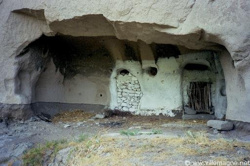 Ancienne église désormais en ruine et servant de bergerie - Turquie Ancienne église désormais en ruine et servant de bergerie - Turquie
