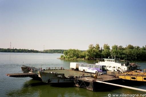 Bac sur le Danube à Ruse, en face de la ville roumaine de Giurgiu - Bulgarie