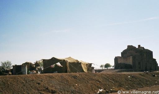 Campement le long de la voie ferrée - Syrie Campement le long de la voie ferrée - Syrie