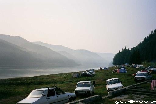 Camping de Cumpana, sur les bords du lac de Vidraru - Roumanie Camping de Cumpana, sur les bords du lac de Vidraru - Roumanie