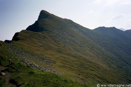 Carpates - la ligne de crête au col de Podragu (2136 m), dans le massif des Făgăraş - Roumanie Carpates - la ligne de crête au col de Podragu (2136 m), dans le massif des Făgăraş - Roumanie