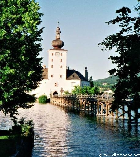 Château de Gmunden, à l’extrémité nord du lac de Traunsee - région du Salzkammergut, à l’est de Salzbourg - Autriche Château de Gmunden, à l’extrémité nord du lac de Traunsee - région du Salzkammergut, à l’est de Salzbourg - Autriche