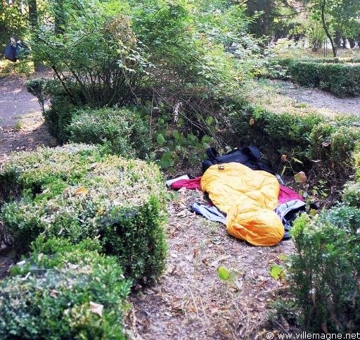 Couchage dans un parc après une journée exténuante de 67 km et une arrivée tardive dans la bourgade de Sebis Couchage dans un parc après une journée exténuante de 67 km et une arrivée tardive dans la bourgade de Sebis