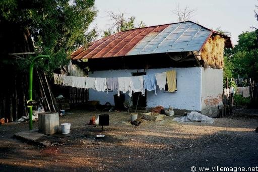 Cour de ferme au village de Negrasi - Roumanie Cour de ferme au village de Negrasi - Roumanie