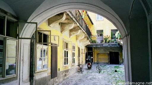 Cour intérieure dans la vieille ville de Sopron - Hongrie Cour intérieure dans la vieille ville de Sopron - Hongrie