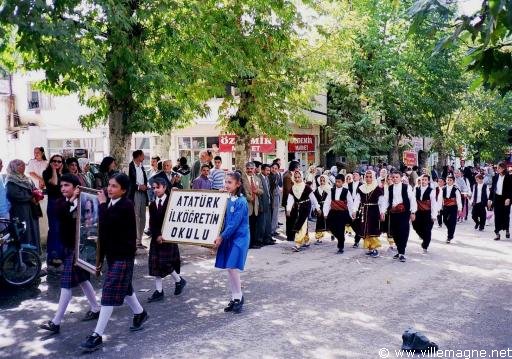 Défilé des enfants des écoles lors d’une fête de village dans les montagnes du Taurus - Turquie Défilé des enfants des écoles lors d’une fête de village dans les montagnes du Taurus - Turquie