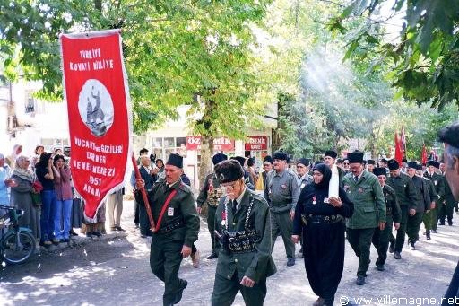 Défilé patriotique lors d’une fête de village dans les montagnes du Taurus - Turquie Défilé patriotique lors d’une fête de village dans les montagnes du Taurus - Turquie