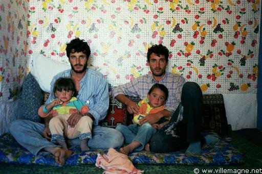 Deux frères à Eskil, en bordure du lac salé ’Tuz Gölü’ - Turquie Deux frères à Eskil, en bordure du lac salé ’Tuz Gölü’ - Turquie