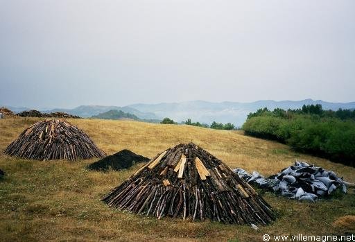 Fours à charbon de bois dans les monts Balkan - Bulgarie Fours à charbon de bois dans les monts Balkan - Bulgarie
