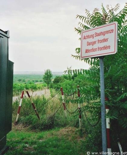 Frontière austro-hongroise au sud-est de Vienne, près du lac de Neusiedlersee (ou lac de Fertöd pour les Hongrois). Frontière austro-hongroise au sud-est de Vienne, près du lac de Neusiedlersee (ou lac de Fertöd pour les Hongrois).