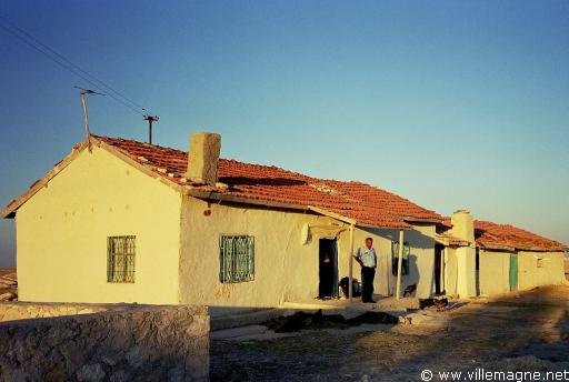 La maison d’Ibrahim à Gölyazi, en bordure du grand lac salé ’Tuz Gölü’ La maison d’Ibrahim à Gölyazi, en bordure du grand lac salé ’Tuz Gölü’