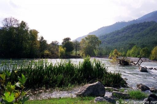 La rivière Göksu (littéralement: "l’eau du ciel") dans les montagnes du Taurus - Turquie La rivière Göksu (littéralement: "l’eau du ciel") dans les montagnes du Taurus - Turquie