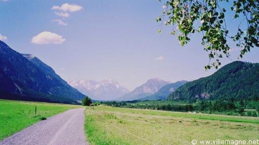 La vallée de la rivière Loisach - au fond, le sommet du Zugspitze (2628m) - Allemagne La vallée de la rivière Loisach - au fond, le sommet du Zugspitze (2628m) - Allemagne