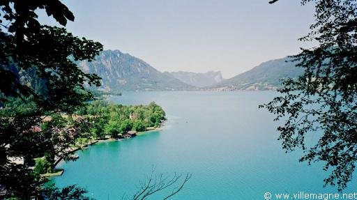 Lac d’Attersee dans la région du Salzkammergut, à l’est de Salzbourg - Autriche Lac d’Attersee dans la région du Salzkammergut, à l’est de Salzbourg - Autriche